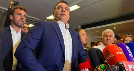 Flávio Bolsonaro (PL) pretende interromper campanha presidencial duas vezes nesta semana; uma delas para visitar Filipe Martins na cadeia