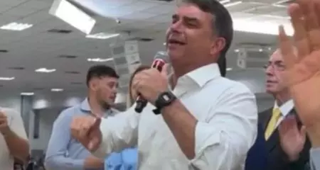 Candidato &agrave; Presid&ecirc;ncia fez uma ora&ccedil;&atilde;o e se emociou ao falar de seu pai, o ex-presidente Jair Bolsonaro (PL)