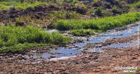 &Aacute;gua contaminada corre por v&aacute;rios quarteir&otilde;es na rua Indian&aacute;polis&nbsp;