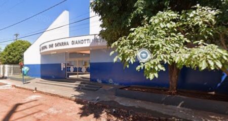 Segundo a respons&aacute;vel, filha umbandista se sente desconfort&aacute;vel com pr&aacute;ticas religiosas e diretor teria reagido com deboche ao ser questionado