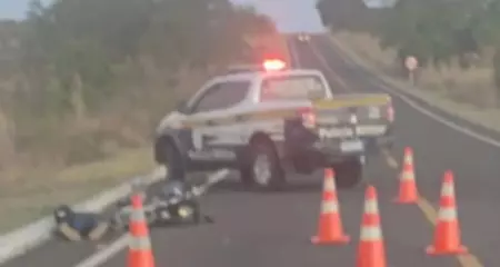 A polícia abordou um Fiat Uno e uma motocicleta, o que terminou em troca de tiros