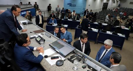 Sessão retoma às 9h