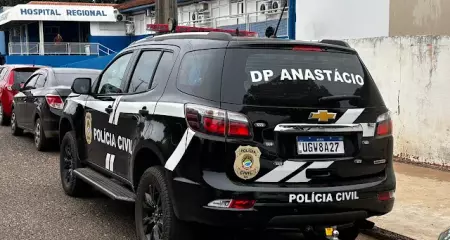 O acusado se apresentou voluntariamente à polícia e foi preso em flagrante