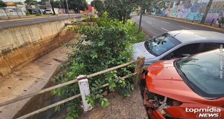 Condutora furou sinal vermelho e causou acidente no cruzamento com a 26 de Agosto