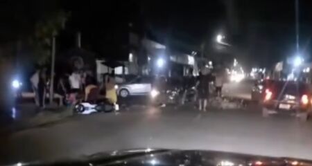 Em imagens &eacute; poss&iacute;vel ver duas motocicletas ca&iacute;das ao solo e duas pessoas inconscientes ao lado delas
