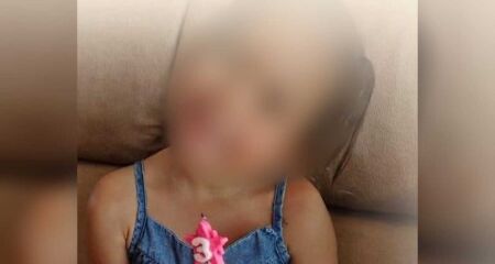 A pequnea estava junto com o pai Márcio Aparecido da Silva Filho, de 27 anos, e foi atingida por uma bala perdida durante o tiroteio