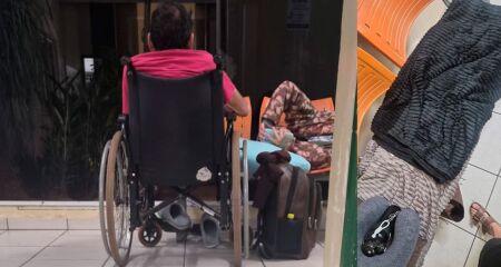 Paciente precisou improvisar um leito nas cadeiras com cobertores para aguardar o atendimento 