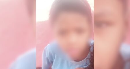 Um dos meninos disse que tentavam colocar fogo em uma pedra