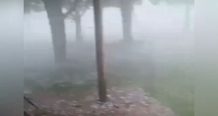 A chuva ainda veio acompanhada de uma grande quantidade de granizo e alagou algumas áreas