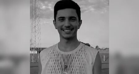 Amigos e admiradores separaram um momento para se despedir de jovem