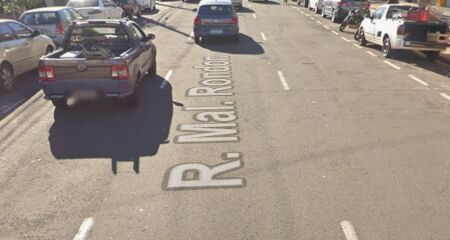 A vítima teria parado para uma amiga desembarcar do veículo quando foi alvo dos assaltantes