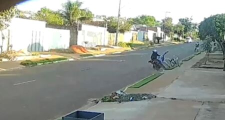 Moradores detalharam que o idoso estava seguindo para o trabalho quando foi atingido pelo veículo