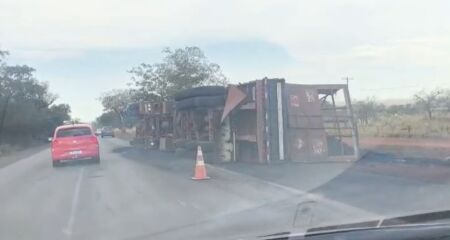 Carreta deixou parte da pista interditada