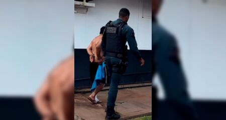 As crianças brincavam de bicicleta quando passaram em frente à residência do suspeito