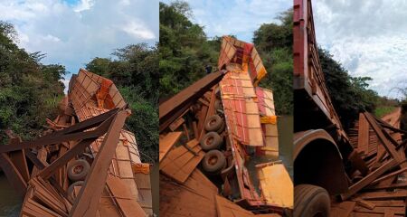 Com a estrutura danificada, a passagem pelo local está interditada