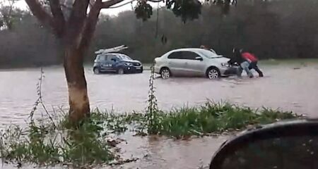 Moradores ajudaram a emburrar ve&iacute;culos no meio da chuva
