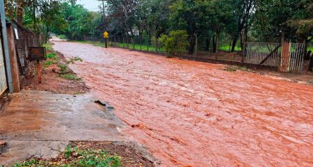 Manutenção teria ocorrido apenas o acesso ao bairro, enquanto outras vias permanecem sem reparos