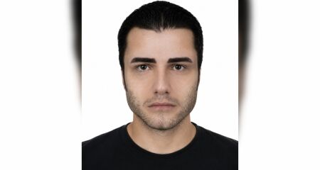 Um retrato falado do homem foi divulgado para que a população ajude a encontrá-lo