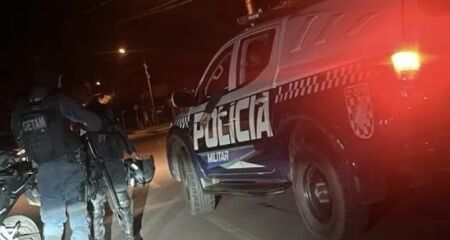 A vítima chegou a ser perseguida pelos suspeitos, que estavam de moto
