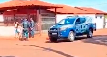 A vítima foi socorrida e levada para uma unidade de saúde