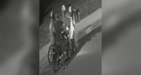 A vítima teve a sua motocicleta roubada e fugiu a pé do local do crime