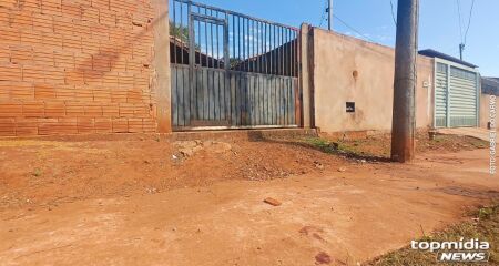 O homem foi baleado no quintal de casa e vizinhos afirmaram não conseguirem acreditar no que aconteceu