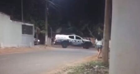 Um dos homens foi atingido enquanto estava no quintal da própria residência