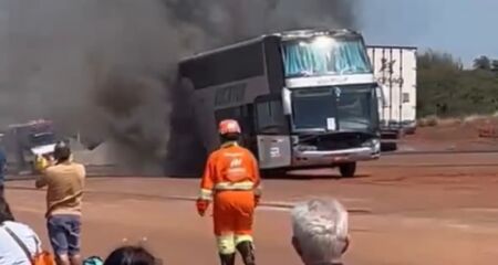 Passageiros registraram o veículo em chamas na BR-163