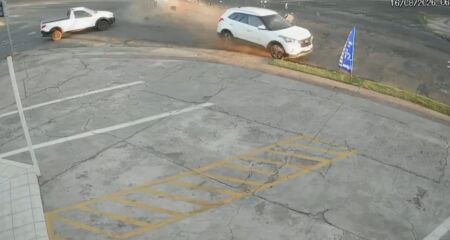 Motorista bêbado furou sinal e destruído outro veículo e muro de residência