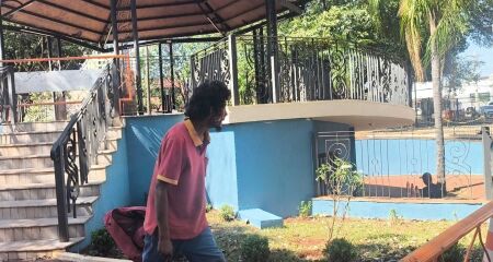 Ele bateu o rosto contra a lateral do veículo, causando um ferimento com bastante sangramento