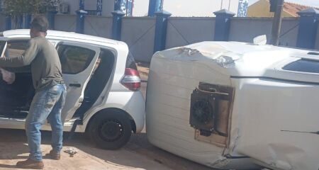 Moradores dizem que sinalização foi arrancada há tempos e que número de batidas aumentou no cruzamento