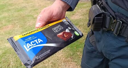 Policias encontraram uma barra de chocolate com o suspeito
