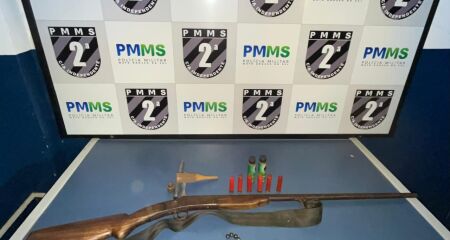 arma calibre .32, munições e materiais para recarga foram encontrados no telhado da casa