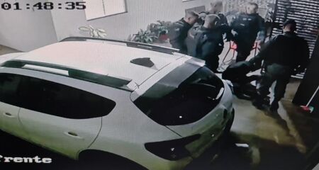 Mesmo baleado na perna, homem fugiu por telhados e mobilizou várias equipes até ser capturado dentro de uma residência