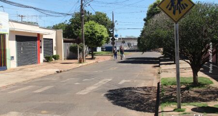 Mesmo ferido, homem fugiu por telhados e invadiu casas antes de ser localizado pela polícia