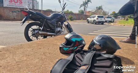 O motociclista não conseguiu desviar a tempo do carro parado
