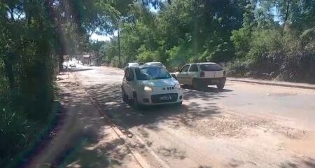 Moradores chegaram a colocar restos de materiais de constru&ccedil;&atilde;o na tentativa de amenizar os buracos