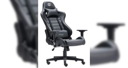 A altura do assento, o apoio das costas, a posição dos braços, a distância da tela e até a forma como os pés permanecem apoiados podem interferir no conforto ao longo de uma sessão