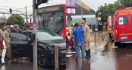 O carro tentou realizar a conversão na Rua Dom Aquino e foi atingido pelo ônibus circular