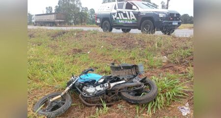 A motocicleta, uma Yamaha Fazer, foi recolhida pelas equipes da Pol&iacute;cia Militar