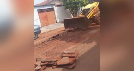 Rua Tarabai foi cortada no início de julho e voltou a receber intervenção, mas serviço segue sem conclusão