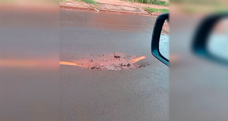 Com as chuvas, o asfalto afundou em um trecho da rua e surpreendeu o morador