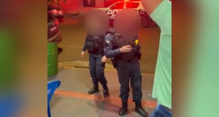 Um dos policiais teria apontado a arma durante a ação, e pessoas foram algemadas e levadas para a delegacia