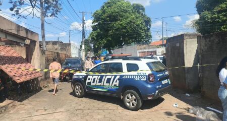Homem foi atingido por dois tiros e socorrido com vida; uma das vítimas também foi ferida durante a ocorrência