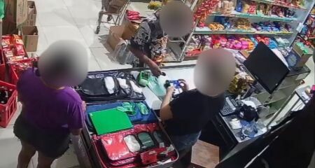 As vítimas também informaram à polícia que foram levados vários cartões durante o furto