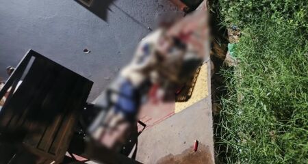 Quatro suspeitos teriam descido de um carro e efetuado v&aacute;rios disparos de pistola 9 mm e espingarda calibre 12