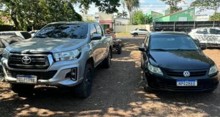 Crimes ocorreram em agosto e tiveram vítimas abordadas com armas de fogo; dois veículos foram apreendidos