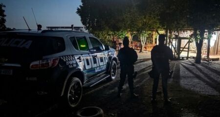O suspeito teria dado socos e chutes na vítima e tentado atingi-la com pedaço de madeira
