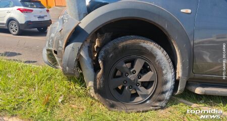 A v&iacute;tima teria se assustado com a manobra do carro da condutora e batido o pr&oacute;prio ve&iacute;culo em um poste na avenida