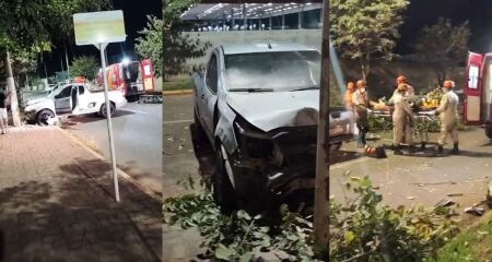 Homem foi socorrido pelo Corpo de Bombeiros após acidente; veículo ficou com a frente destruída